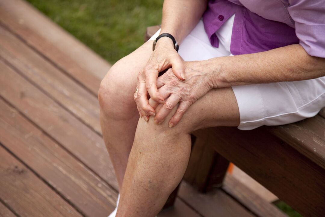Schmerzen in den Kniegelenken können ein Symptom für rheumatische Erkrankungen sein