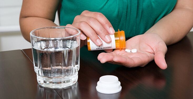 Einnahme von Tabletten zur Linderung von Rückenschmerzen